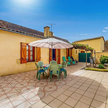 Awesome In St Pierre D'eyraud Casa de Férias *